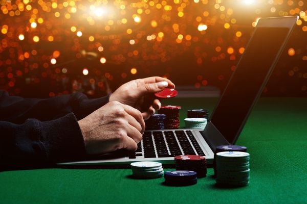 Pengguna ponsel membuka akses cepat situs